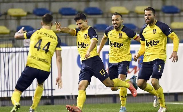 爱游戏体育-集结日欧联焦点战加时末段瓦伦西亚调整名单以备英超，法兰克福转会期豪取连胜看傻球迷的简单介绍